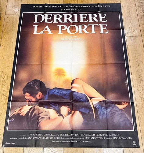 Derriere porte affiche - derriere,