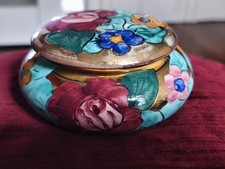 Boîte bonbonnière céramique émaillée décor fleurs. Numérotée 554. Signée Camart 