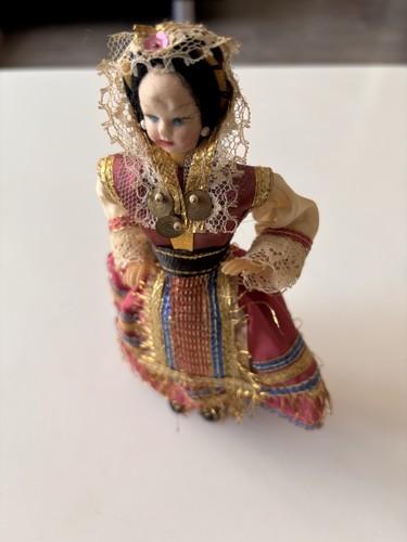 Poupée folklorique vintage