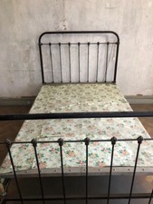 lit ancien en fer forge à