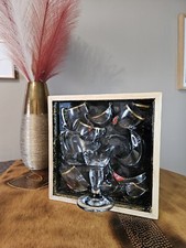 Cadre, verre à bière brisé.
