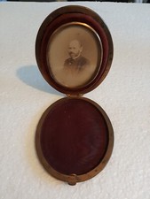 Ancien cadre porte-photo pliable en laiton doré et carton 