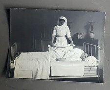 PHOTO ancienne Homme Infirmière Lit d' hopital
