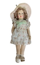 POUPÉE EN FEUTRINE, ROBE ET