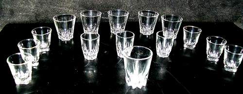 Quinze petits verres liqueur - verres,