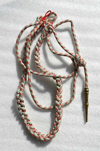 Fourragère grise rouge - /,