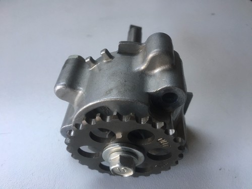 Une pompe huile pour moto - une,