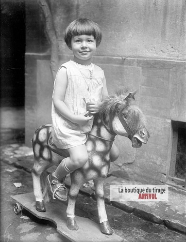 Fillette sur cheval à - fillette,