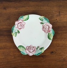 sublime assiette en barbotine blanc décor floral rose et vert déco de table vint