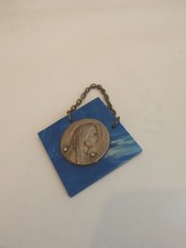 Médaillon religieux ancien Vierge Marie – plaque bleu marbré avec chaîne – style