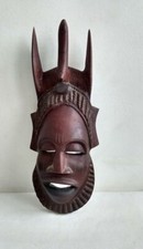 Masque en bois sculpté avec coiffe à trois cornes. Vintage.