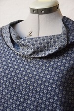 Kenzo Merveilleux jacquard façonné. bleu gris petit motif. 