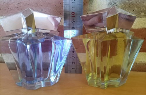 Deux flacons parfum factice - flacons,