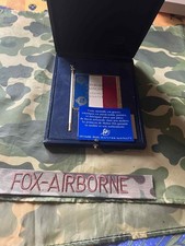 MEDAILLE DU DRAPEAU EN METAL