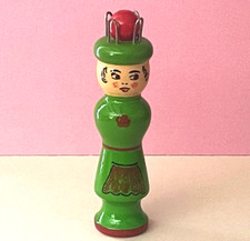 JOLI TRICOTIN DAME VERTE EN BOIS PEINT AVEC SON PIC - BEL ETAT -