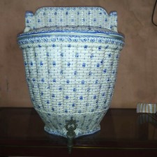 Fontaine mural en faience du XIXème de Creil et Montereau Aux Abeilles ( réparé)