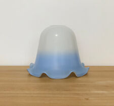 Suspension tulipe en opaline opaque degradé bleu et blanc