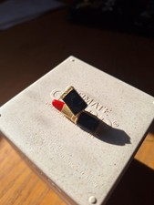 Pin's Pins Pin Enamel 60 Parfum Rouge à Lèvres "LANCOME"