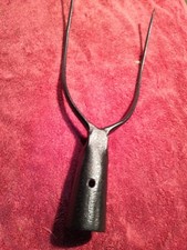 Fourche à foin 2 dents acier forgé. XIX siècle. Outil de métier agricole lot 1