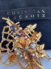 GRANDE BROCHE  CROIX CHRISTIAN LACROIX SIGNÉ COUTURE DANS SA BOÎTE ET POCHON