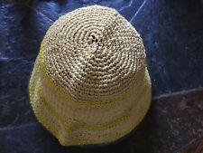 Chapeau de paille beige jaune en très bon état.