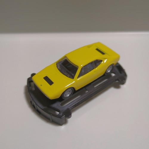 Voiture miniature jaune