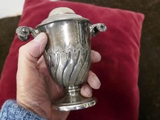 urne victorienne tetes de