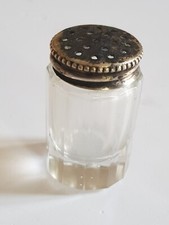 Petite salière ou poivrière de table en cristal et bouchon argent massif.