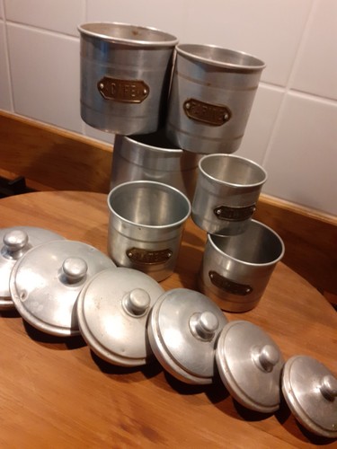 Une série pots à - de, 6