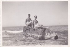 ALGERIE CAP CAXINE JEUNES HOMMES EN SLIP SUR ROCHER (NATURISME CULTURISME)