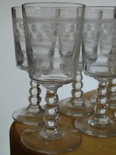 6 ANCIENS VERRES A VIN  VERRE SOUFFLER MODELE GRAVURE ETOILES ET JAMBE 3 BOULES