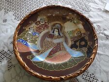 Rare assiette satsuma porcelaine japonaise avec son osier diamètre 25 cms