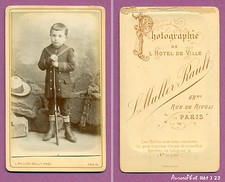 CDV MULLER-RAULT à PARIS : GARÇON AVEC SON JOUET CARABINE FUSIL, TOY, GUN -J23