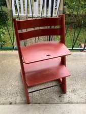 Chaise pour enfant Tripp Trapp (stokke) peinte en rouge. Meuble d’occasion. 