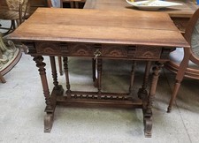 Bureau style Renaissance en noyer