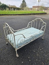 Petit lit-cage de poupée en