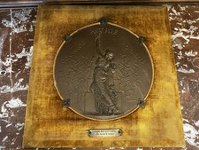 Grand médaillon bas relief