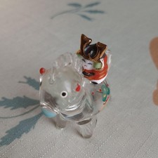 Cheval miniature en verre avec petite figurine de samouraï, objet de décorati...