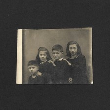 4 frères soeurs fratrie main