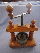 DV4345 PRESSOIR A FROMAGE ANCIEN BOIS A VIS 19°  TRES BON ETAT