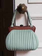 Petit sac en cuir vert amande ancien année 50  couture 