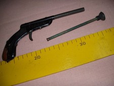 ANCIEN JOUET EUREKA -PISTOLET en METAL a FLECHETTE - VINTAGE. Avec 1 Fleche .