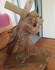 Statue Jésus portant la Croix