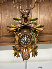 Coucou Forêt Noire en bois ancien sculpté tête de cerf, horloge murale mécanique