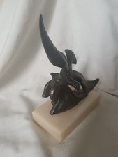 oiseau en régule sur socle en