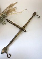 Partie haute - Balance romaine à fléau pivotant en laiton décorative