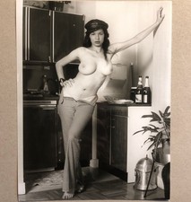 Anonyme — nu féminin debout bras levé — tirage argentique d'époque — années 70.