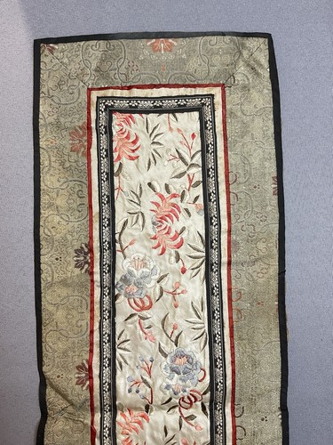 Ancienne broderie sur soie - sur,