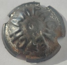 Ancienne Capsule de Champagne Estampée à encoches Étoile 6 Branches 