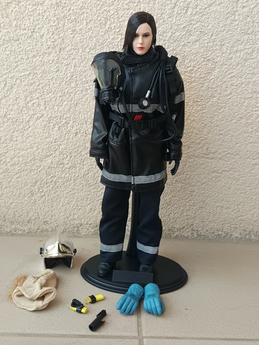 Figurine femme pompier - , 1/6